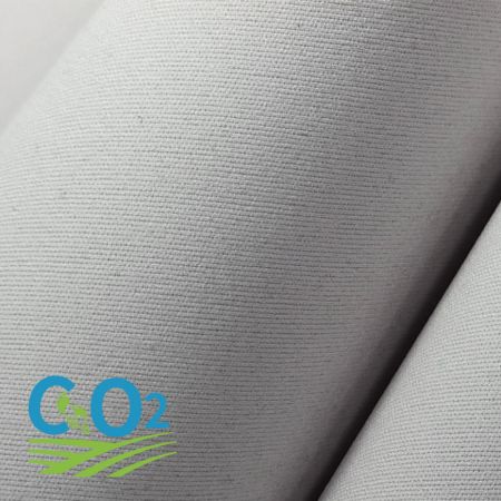 La tela de punto de 3 capas es impermeable y cortavientos con acabado repelente al agua, ofreciendo una protección excepcional para cualquier aventura